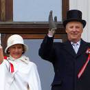King Harald and Queen Sonja greeting the Children's Parade from the Palace Balcony (Photo: Cornelius Poppe, Scanpix)